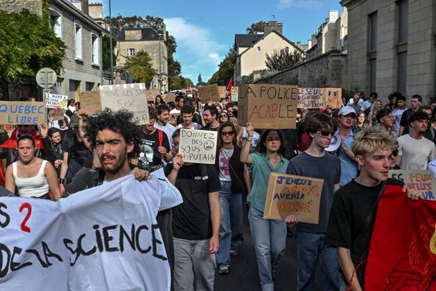 HIGH SCHOOL STUDENTS’ PROTEST PHOTOPQR OUEST FRANCE Martin ROCHE Caen October 15, 2026 On Thursday, October 15, 2026, about 400 people protested in the streets of Caen, Calvados. The demonstration was organized by the General Assembly of National Education staff, supported by union members, high school students, and college students. Photographer: Martin ROCHE, Ouest France, France. Fires have broken out at several schools in France as students protest by blocking access to educational institutions nationwide over school funding and learning conditions. Caen, FRANCE, France  Copyright: xPHOTOPQR OUESTxFRANCE MAXPPPxMartinxROCHEx 20261015OFR0450 20261015OFR0450