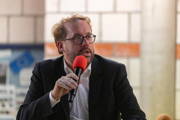 Bornheimer Ortsgespräch mit Paul Ronzheimer - 15.10.26 Veranstaltungsreihe Bornheimer Ortsgespräch - Miteinander im Dialog. Gast: Paul RONZHEIMER, stellvertretender Chefredakteur der BILD, Kriegs- und Krisenreporter und Podcaster, mit Gastgeber, Moderator und Ortsvorsteher von Bornheim-Ort Dominik PINSDORF (parteilos) in der Europaschule Bornheim. Bornheim Nordrhein-Westfalen Deutschland Copyright: xMarcxJohnx