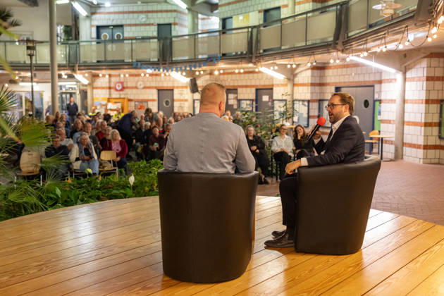 Bornheimer Ortsgespräch mit Paul Ronzheimer - 15.10.26 Veranstaltungsreihe Bornheimer Ortsgespräch - Miteinander im Dialog. Gast: Paul RONZHEIMER, stellvertretender Chefredakteur der BILD, Kriegs- und Krisenreporter und Podcaster, mit Gastgeber, Moderator und Ortsvorsteher von Bornheim-Ort Dominik PINSDORF (parteilos) in der Europaschule Bornheim. Bornheim Nordrhein-Westfalen Deutschland Copyright: xMarcxJohnx