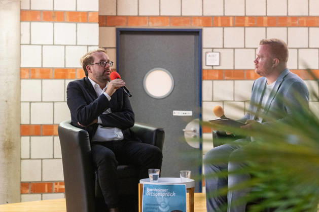 Bornheimer Ortsgespräch mit Paul Ronzheimer - 15.10.26 Veranstaltungsreihe Bornheimer Ortsgespräch - Miteinander im Dialog. Gast: Paul RONZHEIMER, stellvertretender Chefredakteur der BILD, Kriegs- und Krisenreporter und Podcaster, mit Gastgeber, Moderator und Ortsvorsteher von Bornheim-Ort Dominik PINSDORF (parteilos) in der Europaschule Bornheim. Bornheim Nordrhein-Westfalen Deutschland Copyright: xMarcxJohnx