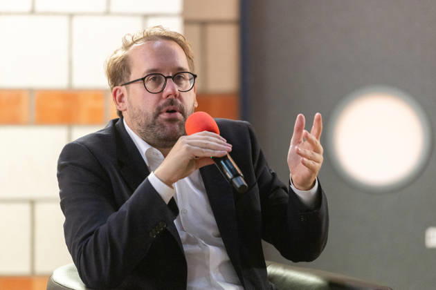 News Bilder des Tages Bornheimer Ortsgespräch mit Paul Ronzheimer - 15.10.26 Veranstaltungsreihe Bornheimer Ortsgespräch - Miteinander im Dialog. Gast: Paul RONZHEIMER, stellvertretender Chefredakteur der BILD, Kriegs- und Krisenreporter und Podcaster, mit Gastgeber, Moderator und Ortsvorsteher von Bornheim-Ort Dominik PINSDORF (parteilos) in der Europaschule Bornheim. Bornheim Nordrhein-Westfalen Deutschland Copyright: xMarcxJohnx