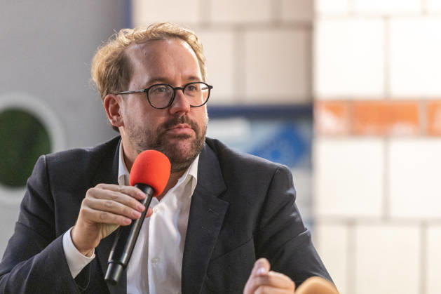 Bornheimer Ortsgespräch mit Paul Ronzheimer - 15.10.26 Veranstaltungsreihe Bornheimer Ortsgespräch - Miteinander im Dialog. Gast: Paul RONZHEIMER, stellvertretender Chefredakteur der BILD, Kriegs- und Krisenreporter und Podcaster, mit Gastgeber, Moderator und Ortsvorsteher von Bornheim-Ort Dominik PINSDORF (parteilos) in der Europaschule Bornheim. Bornheim Nordrhein-Westfalen Deutschland Copyright: xMarcxJohnx
