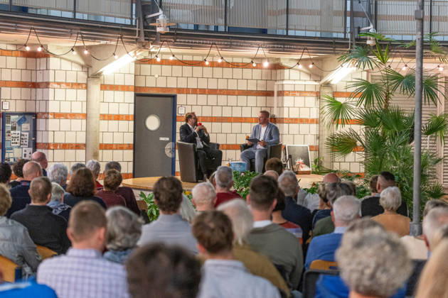 Bornheimer Ortsgespräch mit Paul Ronzheimer - 15.10.26 Veranstaltungsreihe Bornheimer Ortsgespräch - Miteinander im Dialog. Gast: Paul RONZHEIMER, stellvertretender Chefredakteur der BILD, Kriegs- und Krisenreporter und Podcaster, mit Gastgeber, Moderator und Ortsvorsteher von Bornheim-Ort Dominik PINSDORF (parteilos) in der Europaschule Bornheim. Bornheim Nordrhein-Westfalen Deutschland Copyright: xMarcxJohnx