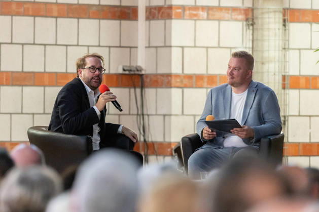 Bornheimer Ortsgespräch mit Paul Ronzheimer - 15.10.26 Veranstaltungsreihe Bornheimer Ortsgespräch - Miteinander im Dialog. Gast: Paul RONZHEIMER, stellvertretender Chefredakteur der BILD, Kriegs- und Krisenreporter und Podcaster, mit Gastgeber, Moderator und Ortsvorsteher von Bornheim-Ort Dominik PINSDORF (parteilos) in der Europaschule Bornheim. Bornheim Nordrhein-Westfalen Deutschland Copyright: xMarcxJohnx