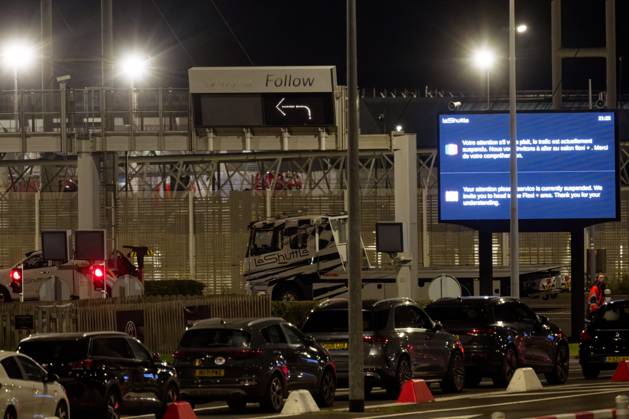 Serious Accident at Eurotunnel in Coquelles PHOTOPQR VOIX DU NORD JOHAN BEN AZZOUZ October 15, 2026 Coquelles, October 15, 2026 Serious accident at the Eurotunnel site Traffic has been halted A minibus collided with a stationary train near the Channel Tunnel, five people in critical condition PHOTO JOHAN BEN AZZOUZ LA VOIX DU NORD An accident at the Eurotunnel site on Thursday, October 15, 2026 A passenger bus collided with a freight train at the Eurotunnel facility in Northern France  Copyright: xPHOTOPQR VOIXxDUxNORD MAXPPPxJOHANxBENxAZZOUZx 20261015VDN0875 20261015VDN0875