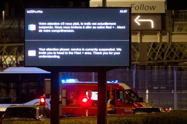 News Bilder des Tages Serious Accident at Eurotunnel in Coquelles PHOTOPQR VOIX DU NORD JOHAN BEN AZZOUZ October 15, 2026 Coquelles, October 15, 2026 Serious accident at the Eurotunnel site Traffic has been halted A minibus collided with a stationary train near the Channel Tunnel, five people in critical condition PHOTO JOHAN BEN AZZOUZ LA VOIX DU NORD An accident at the Eurotunnel site on Thursday, October 15, 2026 A passenger bus collided with a freight train at the Eurotunnel facility in Northern France  Copyright: xPHOTOPQR VOIXxDUxNORD MAXPPPxJOHANxBENxAZZOUZx 20261015VDN0869 20261015VDN0869