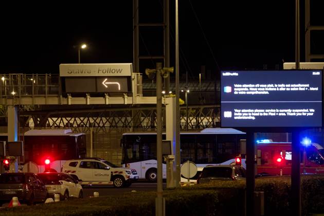 Serious Accident at Eurotunnel in Coquelles PHOTOPQR VOIX DU NORD JOHAN BEN AZZOUZ October 15, 2026 Coquelles, October 15, 2026 Serious accident at the Eurotunnel site Traffic has been halted A minibus collided with a stationary train near the Channel Tunnel, five people in critical condition PHOTO JOHAN BEN AZZOUZ LA VOIX DU NORD An accident at the Eurotunnel site on Thursday, October 15, 2026 A passenger bus collided with a freight train at the Eurotunnel facility in Northern France  Copyright: xPHOTOPQR VOIXxDUxNORD MAXPPPxJOHANxBENxAZZOUZx 20261015VDN0876 20261015VDN0876