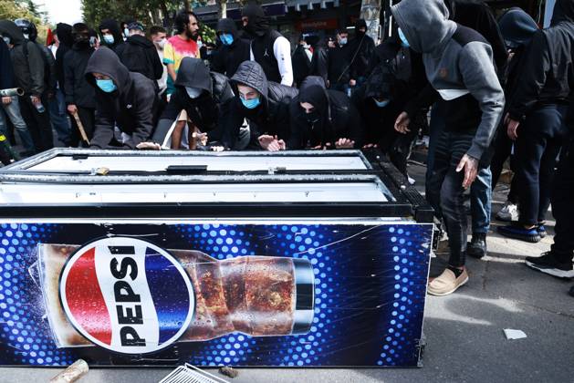 October 15, 2026, Tirana, Albania: Protestors over turn a soda drinks cooler as students take part in continuing anti-government demonstrations in Tirana, demanding improved university conditions and the resignation of Prime Minister Edi Rama. Protesters clash with riot police as the unrest continues for a third consecutive day. Tirana AL  - ZUMAq101 20261015_zna_q101_067 Copyright: xVlasovxSulajx