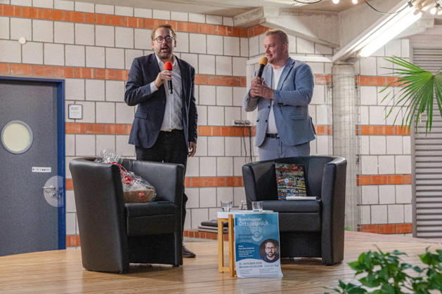 Bornheimer Ortsgespräch mit Paul Ronzheimer - 15.10.26 Veranstaltungsreihe Bornheimer Ortsgespräch - Miteinander im Dialog. Gast: Paul RONZHEIMER, stellvertretender Chefredakteur der BILD, Kriegs- und Krisenreporter und Podcaster, mit Gastgeber, Moderator und Ortsvorsteher von Bornheim-Ort Dominik PINSDORF (parteilos) in der Europaschule Bornheim. Bornheim Nordrhein-Westfalen Deutschland Copyright: xMarcxJohnx