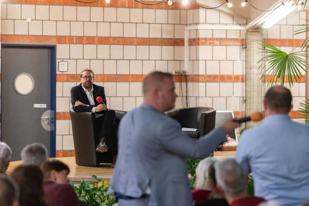Bornheimer Ortsgespräch mit Paul Ronzheimer - 15.10.26 Veranstaltungsreihe Bornheimer Ortsgespräch - Miteinander im Dialog. Gast: Paul RONZHEIMER, stellvertretender Chefredakteur der BILD, Kriegs- und Krisenreporter und Podcaster, mit Gastgeber, Moderator und Ortsvorsteher von Bornheim-Ort Dominik PINSDORF (parteilos) in der Europaschule Bornheim. Bornheim Nordrhein-Westfalen Deutschland Copyright: xMarcxJohnx