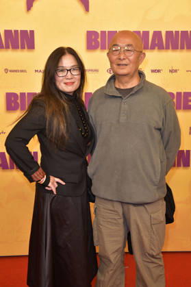 Liao Yiwu mit Begleitung bei der Premiere des Dokumentarfilms Biermann im Kino International. Berlin, 15.10.2026