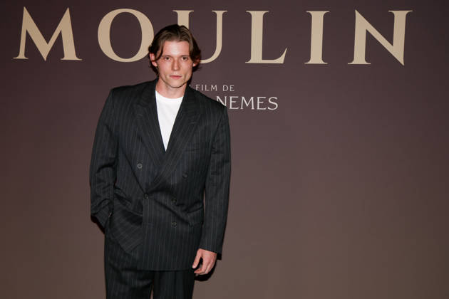 Max Warburton attends the Moulin Paris premiere on October 15, 2026, in Paris 460498, October 15, 2026, Paris, France  Copyright: xLionelxGuericolasx xStarfacex STAR_460498_048