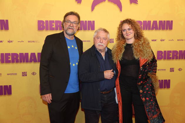Jens Meurer, Wolf Biermann und Gast bei der Premiere des Dokumentarfilms Biermann im Kino International. Berlin, 15.10.2026 Copyright: xAgenturxMatthiasxWehnertx xM.xGränzdörferx