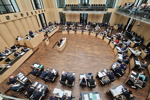 Berlin, Deutschland, 16.10.2026: Bundesrat: 1069. Sitzung des Bundesrates: Andreas Bovenschulte, SPD, Bürgermeister von Bremen und scheidender Bundesratspräsident steht am Rednerpult. Copyright: xdtsxNachrichtenagenturx dts_139377