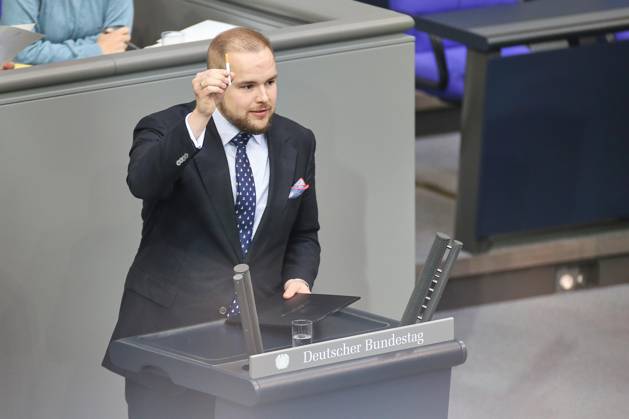 Berlin, Deutschland, 16.10.2026: Deutscher Bundestag: 102. Bundestagssitzung: Torben Braga, AfD, hält eine Zigarette in der Hand Copyright: xdtsxNachrichtenagenturx dts_139402