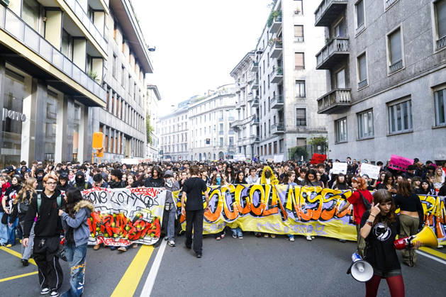 IPA89756929 - Milan, October 16, 2026: student march; Thousands of students demonstrate in support of education and against the cap on foreign students:  Copyright: xGiuliaxSciaccax xGiuliaxSciaccax IPA89756929