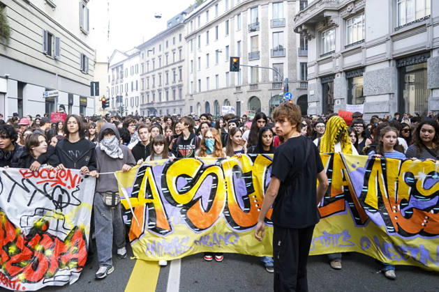 IPA89756936 - Milan, October 16, 2026: student march; Thousands of students demonstrate in support of education and against the cap on foreign students:  Copyright: xGiuliaxSciaccax xGiuliaxSciaccax IPA89756936
