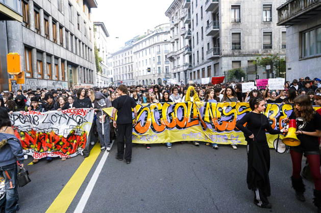 IPA89756933 - Milan, October 16, 2026: student march; Thousands of students demonstrate in support of education and against the cap on foreign students:  Copyright: xGiuliaxSciaccax xGiuliaxSciaccax IPA89756933