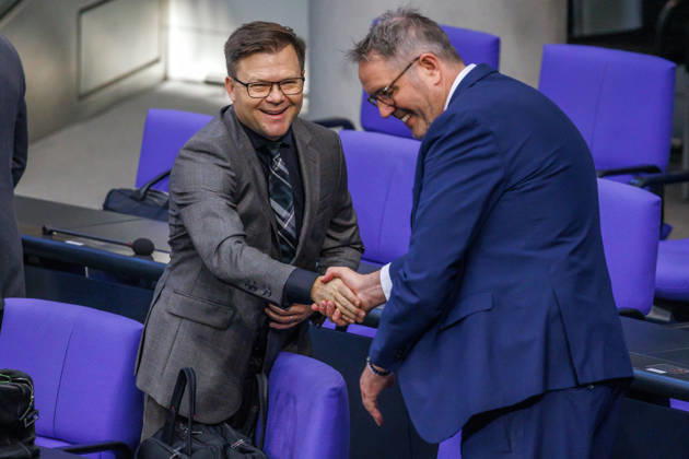 Bundestag Carsten Schneider (SPD), Minister fuer Umwelt, Klimaschutz, Naturschutz und nukleare Sicherheit und Alexander Schweitzer (SPD), Bundesminister fuer Arbeit und Soziales, im Deutschen Bundestag am 16.10.26 in Berlin. Berlin Berlin Deutschland Bundestag