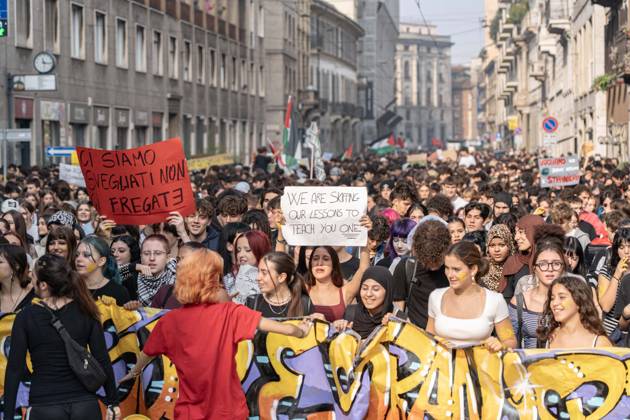 IPA89759938 - Milan, October 16, 26, Largo Cairoli, No One Is a Stranger Student Strike  Copyright: xGiuliaxSciaccax xGiuliaxSciaccax IPA89759938