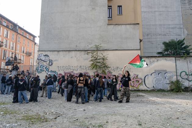 IPA89759956 - Milan, October 16, 26, Largo Cairoli, No One Is a Stranger Student Strike The march ends with the occupation of the building next to the Festa del Perdono State University campus in Sforza  Copyright: xGiuliaxSciaccax xGiuliaxSciaccax IPA89759956