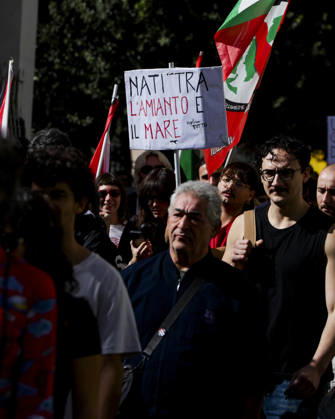 Environmental Protest in Bagnoli, Naples NAPLES, ITALY OCTOBER 16, 2026: Environmental activists, students and unemployed people take to the streets in the Bagnoli district of Naples to protest against the municipal administration™s handling of the environmental remediation of the former Italsider steelworks site. The demonstration focuses on the ongoing redevelopment works in the area, where facilities for the 38th Louis Vuitton America™s Cup, scheduled to take place in Naples in 2027, are being built. Protesters raise concerns about environmental protection, the remediation process and the impact of the project on the local community. ABP10126 Copyright: xAntonioxBalascox