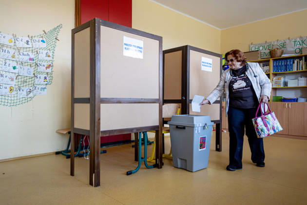 A voter cast her vote in the second round of the Senate elections in the Hradec Kralove district, in Hradec Kralove, Hradec Kralove Region, Czech republic on October 16, 2026. (CTKxPhoto DavidxTanecek) CTKPhotoP2026101605441  CTKPhotoP2026101605441