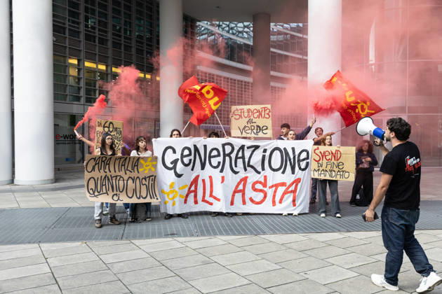 IPA89762914 - Milan, October 16, 2026, Via Melchiorre Gioia, Palazzo Lombardia. Pictured: The protest by young UDU students who had set up tents at BAM Park in Porta Nuova; the demonstration in front of the Regional Government Building with smoke bombs and signs.  Copyright: xFrancescoxEnriquezx xFrancescoxEnriquezx IPA89762914