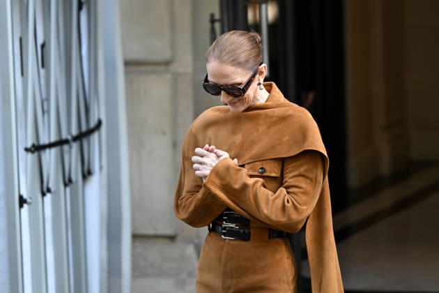 Céline Dion and her fans in front of the Royal Monceau Hotel in Paris on Saturday, October 16. Céline Dion spends time with fans before heading to the venue, the Royal Monceau Hotel in Paris, France 460514 2026 10 16 Paris France Dion, Céline  Copyright: xL.Urmanx xStarfacex STAR_460514_013