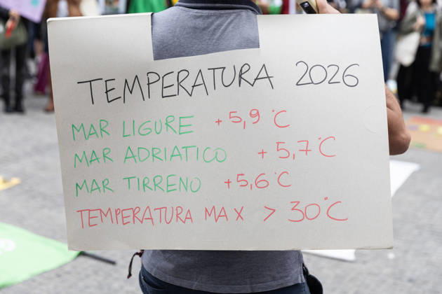 IPA89767273 - Milan, October 16, 2026, Piazza San Babila, Fridays for Future Italy rally, global climate strike photos of climate and environmental activists:  Copyright: xFrancescoxEnriquezx xFrancescoxEnriquezx IPA89767273