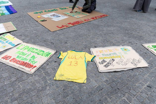 IPA89767319 - Milan, October 16, 2026, Piazza San Babila, Fridays for Future Italy rally, global climate strike, climate and environmental activists in photos: the Brazilian T-shirt in support of Lula  Copyright: xFrancescoxEnriquezx xFrancescoxEnriquezx IPA89767319