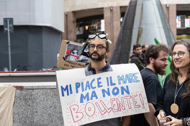 IPA89767299 - Milan, October 16, 2026, Piazza San Babila, Fridays for Future Italy rally, global climate strike, climate and environmental activists in photos: protesters  Copyright: xFrancescoxEnriquezx xFrancescoxEnriquezx IPA89767299