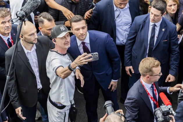 Paris, France October 16, 2026 - Paris Motor Show - Jordan Bardella RN, RASSEMBLEMENT NATIONAL, BARDELLA, SALON DE L AUTO, INDUSTRIE AUTOMOBILE, ECONOMIE, VOITURES, SELFIE, COTE DE POPULARITE  Copyright: xVincentxIsorex