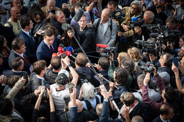 Jordan Bardella visit the Paris Motor Show - Paris President of French far-right party Rassemblement National (RN) Jordan Bardella speaks to the press during a visit at the 91st edition of the international Paris Motor Show (Mondial de l’auto) at the Porte de Versailles in Paris on October 16, 2026. Photo by Alexis Jumeau ABACAPRESS.COM Paris France  Copyright: xJumeauxAlexis ABACAx