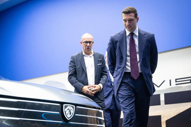 Jordan Bardella visit the Paris Motor Show - Paris President of French far-right party Rassemblement National (RN) Jordan Bardella during a visit at the 91st edition of the international Paris Motor Show (Mondial de l’auto) at the Porte de Versailles in Paris on October 16, 2026. Photo by Alexis Jumeau ABACAPRESS.COM Paris France  Copyright: xJumeauxAlexis ABACAx