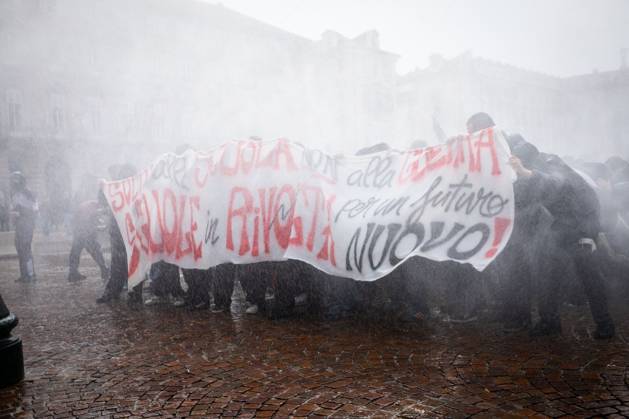 Students strike in Turin against government TURIN, ITALY - OCTOBER 16, 2026: Clashes with police in Turin during the demonstration to demand better school conditions and review of the public expenses for instruction. Luca Roggero JNA Press Turin Italy Copyright: x xLucaxRoggerox xJNAxPressx
