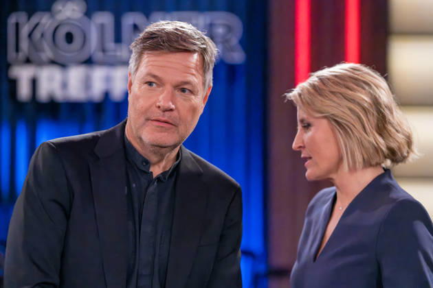 Kölner Treff am 16. Oktober 2026. Im Bild Robert Habeck, Schriftsteller und ehemaliger Politiker, im Gespräch mit der Moderatorin Susann Link. Wie immer einfühlsam und zugleich humorvoll befragen Susan Link und Micky Beisenherz ihre Gäste. Köln Nordrhein-Westfalen Deutschland