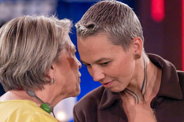 Kölner Treff am 16. Oktober 2026. Im Bild Stefanie Heinzmann, Pop- und Soulsängerin aus der Schweiz, im intimen Gespräch mit Lea Linster, Spitzenköchin und Gastronomin aus Luxemburg sowie Verfasserin von Kochbüchern Wie immer einfühlsam und zugleich humorvoll befragen Susan Link und Micky Beisenherz ihre Gäste. Köln Nordrhein-Westfalen Deutschland