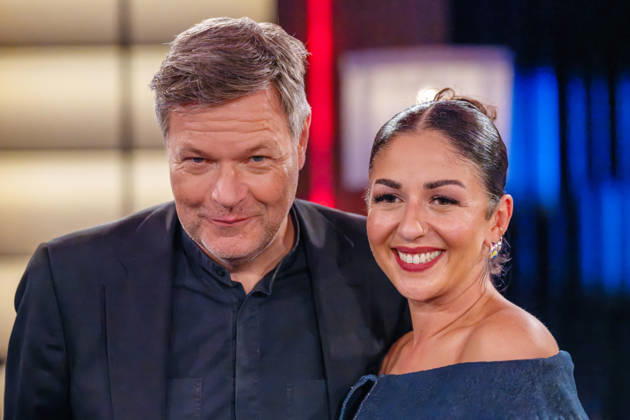 Kölner Treff am 16. Oktober 2026. Im Bild Robert Habeck, Schriftsteller und ehemaliger Politiker mit Tülin Sezgin. Die ehemalige Beamtin aus Berlin versteht als Conny from the Block und Amtsfluencerin zu begeistern Wie immer einfühlsam und zugleich humorvoll befragen Susan Link und Micky Beisenherz ihre Gäste. Köln Nordrhein-Westfalen Deutschland