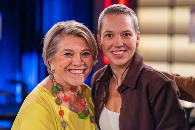 Kölner Treff am 16. Oktober 2026. Im Bild Lea Linster, Spitzenköchin und Gastronomin aus Luxemburg sowie Verfasserin von Kochbüchern (links) neben Stefanie Heinzmann, Pop- und Soulsängerin aus der Schweiz. Wie immer einfühlsam und zugleich humorvoll befragen Susan Link und Micky Beisenherz ihre Gäste. Köln Nordrhein-Westfalen Deutschland
