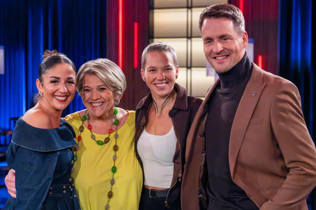 Kölner Treff am 16. Oktober 2026. Von links nach rechts: Conny from the Block und Amtsfluencerin Tülin Sezgin, Lea Linster, Spitzenköchin und Gastronomin aus Luxemburg sowie Verfasserin von Kochbüchern, Stefanie Heinzmann, Pop- und Soulsängerin aus der Schweiz, und der Sänger und Schauspieler Alexander Klaws. Wie immer einfühlsam und zugleich humorvoll befragen Susan Link und Micky Beisenherz ihre Gäste. Köln Nordrhein-Westfalen Deutschland