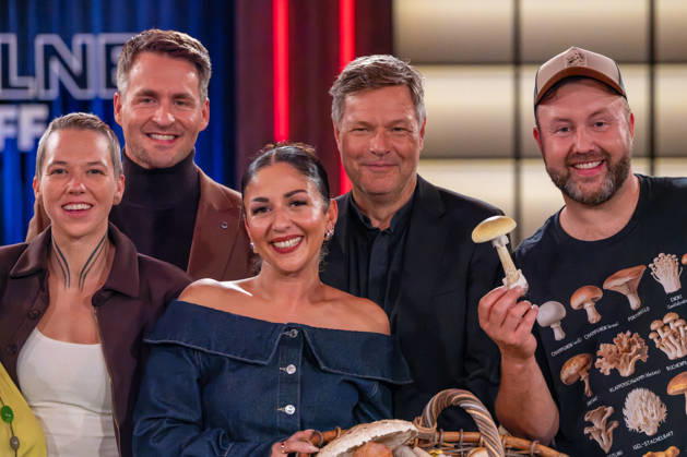 Kölner Treff am 16. Oktober 2026. Von links nach rechts: Stefanie Heinzmann, Pop- und Soulsängerin aus der Schweiz, der Sänger und Schauspieler Alexander Klaws, Conny from the Block und Amtsfluencerin Tülin Sezgin, Robert Habeck, Schriftsteller und ehemaliger Politiker, sowie Martin Maschka, Wildnisexperte, Pilzfachmann und Naturpädagoge. Wie immer einfühlsam und zugleich humorvoll befragen Susan Link und Micky Beisenherz ihre Gäste. Köln Nordrhein-Westfalen Deutschland