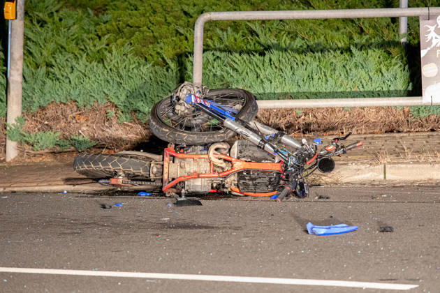 261017Mopedunfall News ID: EN 2026-10-17 Tödlicher Verkehrsunfall mit Kradfahrer PKW Seat und Moped kollidierten auf Kreuzung Neuwürschnitz. Am späten Freitagabend hat sich an einer Kreuzung ein schwerer Verkehrsunfall ereignet. Gegen 22:45 Uhr war eine Gruppe Jugendlicher mit ihren Moped™s auf der Hartensteiner Straße unterwegs. Aus noch ungeklärter Ursache kollidierten auf der Kreuzung Hartensteiner Straße und Oberwürschnitzer Straße ein Moped und ein PKW. Mit voller Wucht kollidierte das Moped eines Jugendlichen mit der Beifahrerseite eines Seat, welcher in Richtung Oelsnitz unterwegs war. Auf dem Heimweg fahrende Feuerwehrkameraden, welche zu einem Seminar in Oelsnitz waren, leisteten umgehend Erste Hilfe. Für den jungen