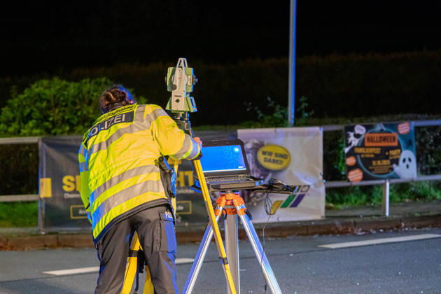 261017Mopedunfall News ID: EN 2026-10-17 Tödlicher Verkehrsunfall mit Kradfahrer PKW Seat und Moped kollidierten auf Kreuzung Neuwürschnitz. Am späten Freitagabend hat sich an einer Kreuzung ein schwerer Verkehrsunfall ereignet. Gegen 22:45 Uhr war eine Gruppe Jugendlicher mit ihren Moped™s auf der Hartensteiner Straße unterwegs. Aus noch ungeklärter Ursache kollidierten auf der Kreuzung Hartensteiner Straße und Oberwürschnitzer Straße ein Moped und ein PKW. Mit voller Wucht kollidierte das Moped eines Jugendlichen mit der Beifahrerseite eines Seat, welcher in Richtung Oelsnitz unterwegs war. Auf dem Heimweg fahrende Feuerwehrkameraden, welche zu einem Seminar in Oelsnitz waren, leisteten umgehend Erste Hilfe. Für den jungen