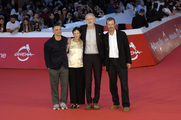 Pete Shilaimon, Gabrielle Tana, Anton Corbijn und Andrea Occhipinti bei der Premiere des Kinofilms A Talent for Murder Ein Talent fürs Morden auf dem 21. Internationalen Filmfestival von Rom Festa del Cinema di Roma 2026 im Auditorium Parco della Musica. Rom, 16.10.2026