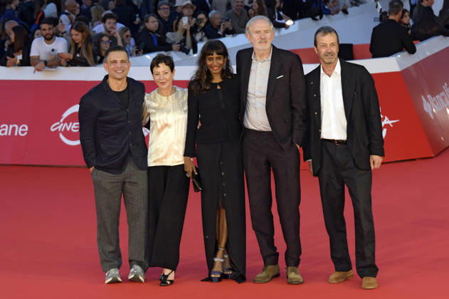 Pete Shilaimon, Gabrielle Tana, Nini Corbijn, Anton Corbijn und Andrea Occhipinti bei der Premiere des Kinofilms A Talent for Murder Ein Talent fürs Morden auf dem 21. Internationalen Filmfestival von Rom Festa del Cinema di Roma 2026 im Auditorium Parco della Musica. Rom, 16.10.2026