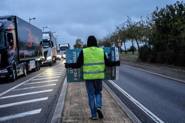Early morning road blockades erupt across Nancy NANCY, FRANCE - OCTOBER 17: Early morning road blockades erupt across Nancy, France, on Saturday, October 17, 2026. Demonstrators, including Gilets Jaunes (Yellow Vests) and local protest groups, initiated early traffic disruptions and filters on key thoroughfares around 8:00 AM, ahead of a planned major national day of action against the rising cost of living and soaring fuel prices. Traffic across key access points has been significantly slowed as law enforcement monitors the early escalations. Muhammed Said Tako Anadolu Nancy France. Editorial use only. Please get in touch for any other usage.  Copyright: x2026xAnadoluxMuhammedxSaidxTakox