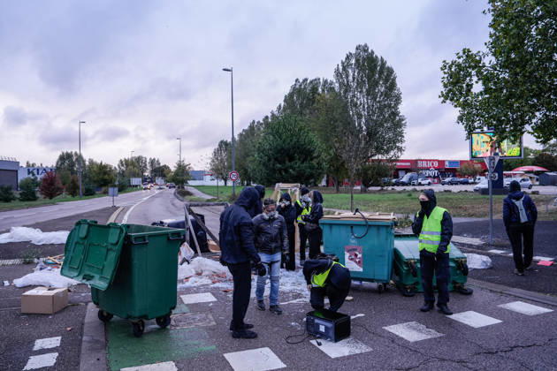 Protesters reinforce filtering blockades and traffic disruptions in Nancy ahead of major afternoon mobilization NANCY, FRANCE - OCTOBER 17: Demonstrators establish filtering blockades and barricades along major thoroughfares and roundabouts during ongoing protests in Nancy, France on Saturday, October 17, 2026. The intensified road blockades caused prolonged disruptions to urban traffic and public transportation services across the city ahead of a planned major afternoon mobilization rally. Muhammed Said Tako Anadolu Nancy France. Editorial use only. Please get in touch for any other usage.  Copyright: x2026xAnadoluxMuhammedxSaidxTakox