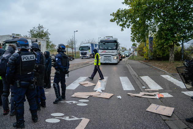 Protesters reinforce filtering blockades and traffic disruptions in Nancy ahead of major afternoon mobilization NANCY, FRANCE - OCTOBER 17: Police take security measures as demonstrators establish filtering blockades and barricades along major thoroughfares and roundabouts during ongoing protests in Nancy, France on Saturday, October 17, 2026. The intensified road blockades caused prolonged disruptions to urban traffic and public transportation services across the city ahead of a planned major afternoon mobilization rally. Muhammed Said Tako Anadolu Nancy France. Editorial use only. Please get in touch for any other usage.  Copyright: x2026xAnadoluxMuhammedxSaidxTakox