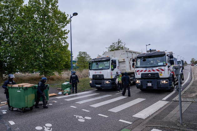 Protesters reinforce filtering blockades and traffic disruptions in Nancy ahead of major afternoon mobilization NANCY, FRANCE - OCTOBER 17: French riot police officers clear street barricades and makeshift road obstacles to reopen traffic lanes during ongoing protests in Nancy, France on Saturday, October 17, 2026. Law enforcement intervened along major urban thoroughfares and roundabouts to dismantle filtering blockades and restore public transportation networks ahead of a major planned afternoon mobilization. Muhammed Said Tako Anadolu Nancy France. Editorial use only. Please get in touch for any other usage.  Copyright: x2026xAnadoluxMuhammedxSaidxTakox